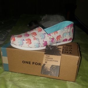 Tom's Slip On Women size 8 BNWT